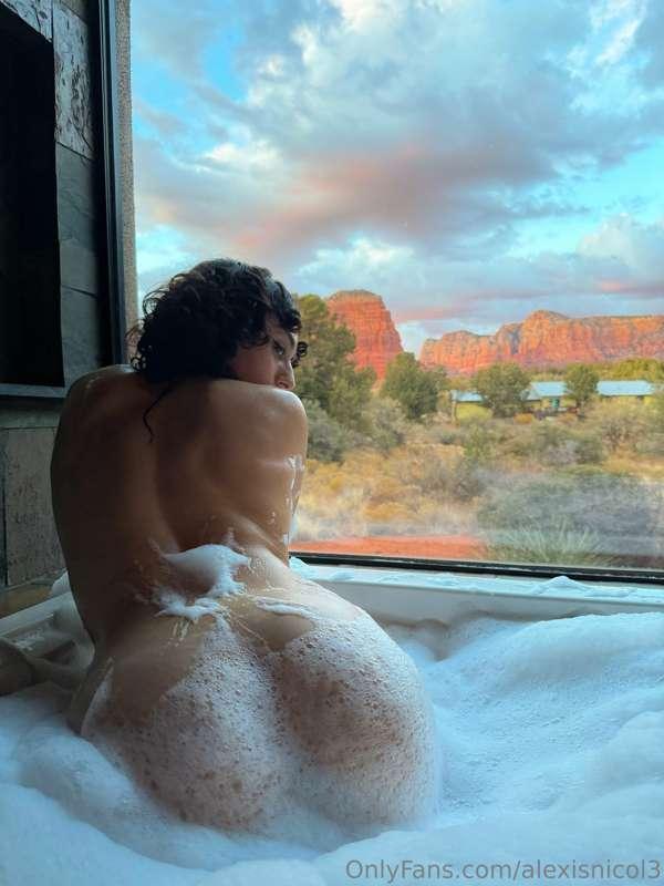 How’s the view? 💧🛁🫧