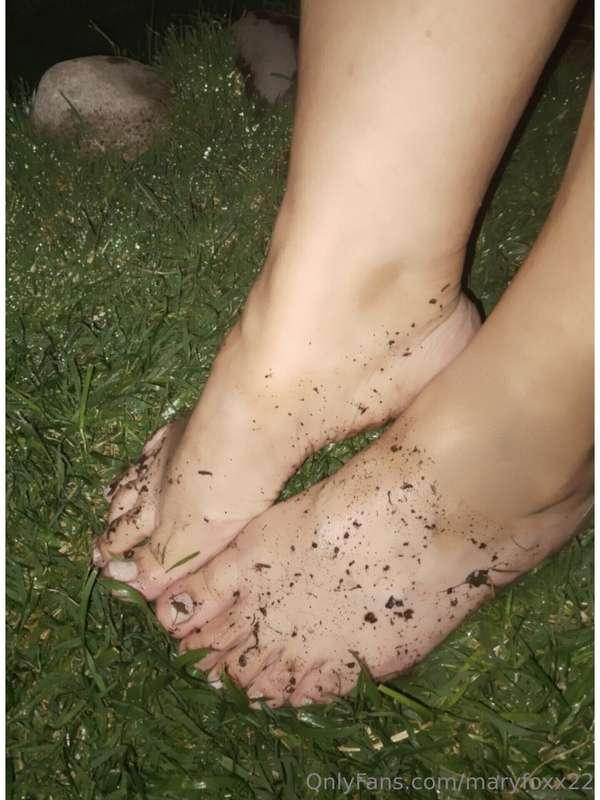 I want you to clean my feet on your knees!!! 
