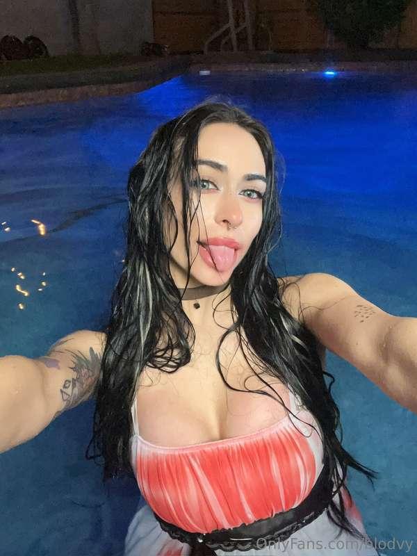 sitting here in the pool, looking all innocent, just like Je..