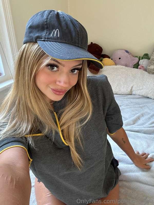 Wanna see your local McDonald’s worker getting naughty 😈👀? W..
