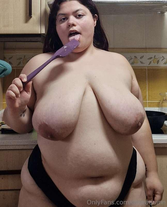 Me pongo a jugar con la cuchara lamiendola y dándome en el c..