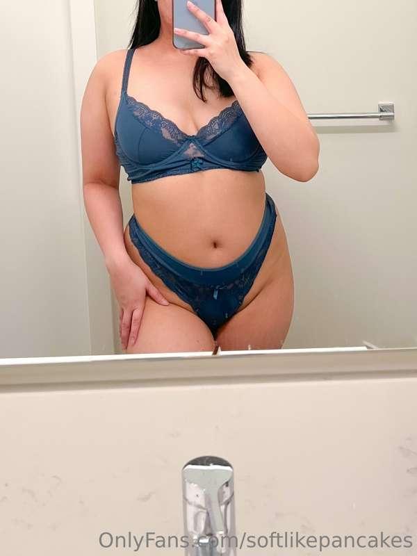 Do you like my lingerie? 💗