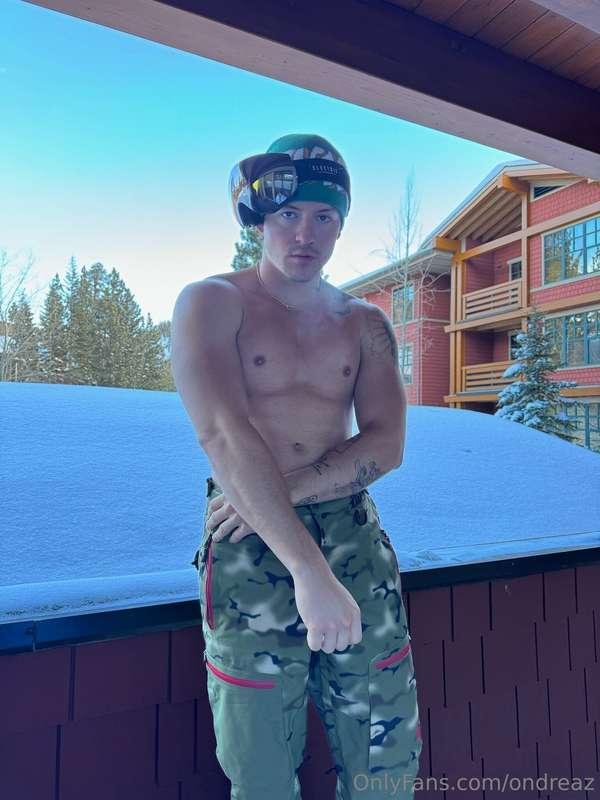 Smash like if you’d do it with daddy in the snow ❄️🤫