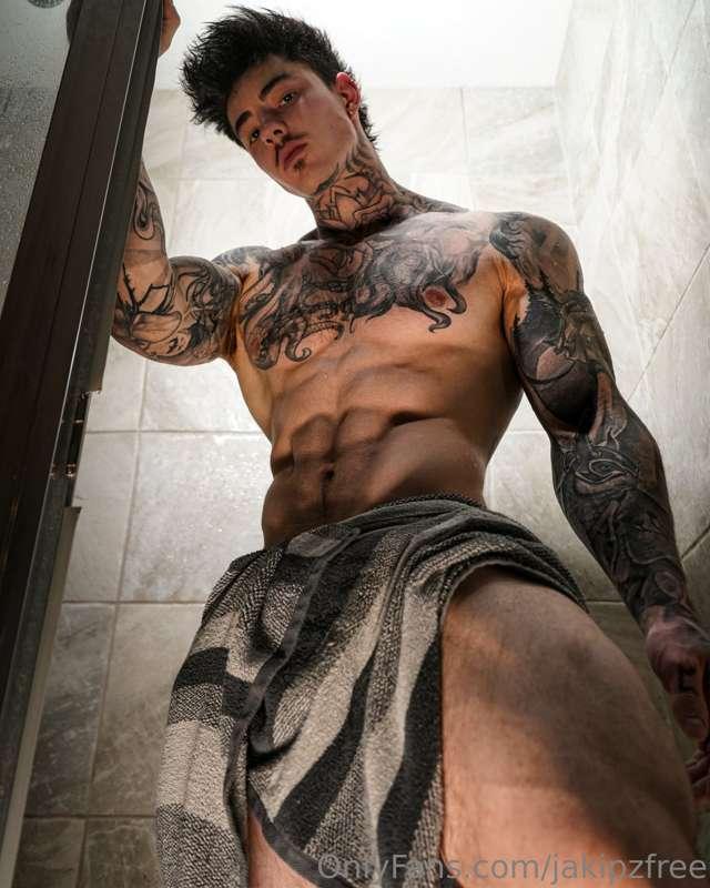 Get in here, I need someone to wash my big soapy cock 💦🍆.. @..