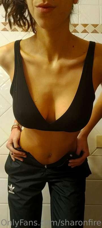 Vuoi che continuo a spogliarmi? 😏
Vieni in chat e ti faccio ..
