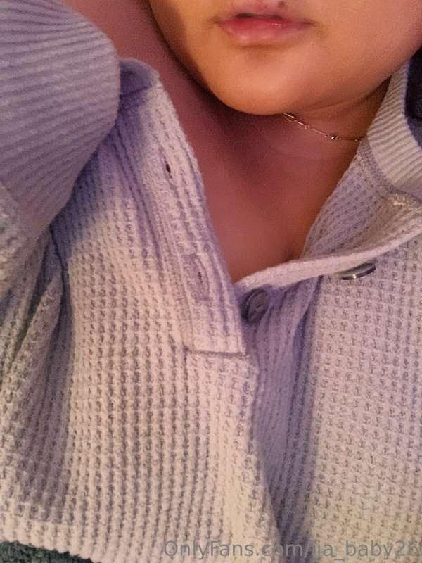 chillin’ on the couch alone watching netflix…care to join? 🥵