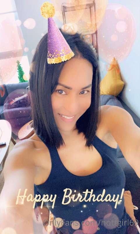 ✨✨It’s my birthday ✨✨ Show me some love today!! 🥳🥳✨✨