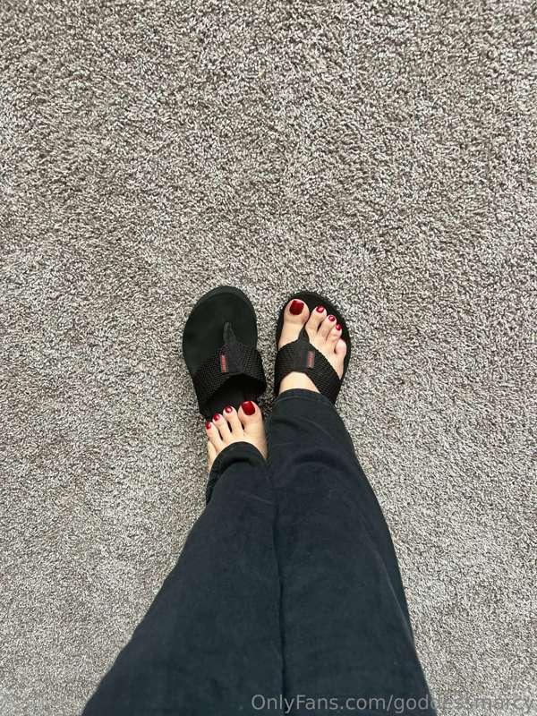 Black wedges, black jeans and red pedicure ❤️