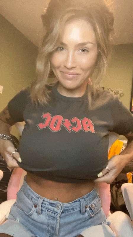 So hot outside 🥵 gotta let these titties breathe 
