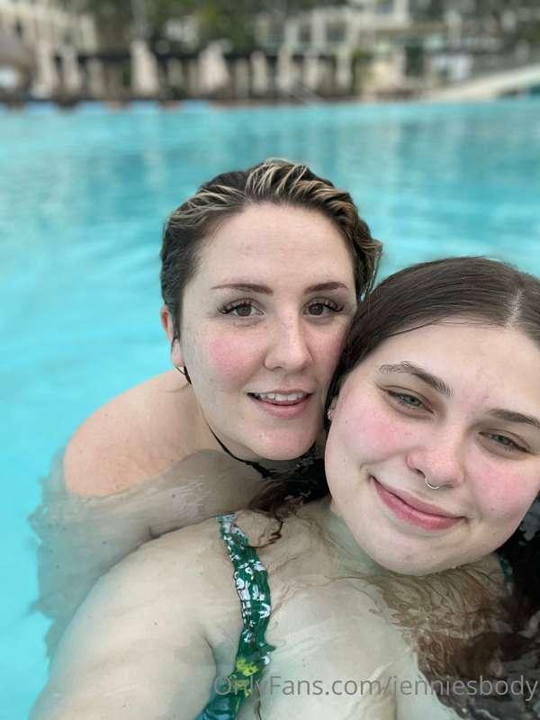 just 2 girlies kissin in the pool 💓 @candicescurves
