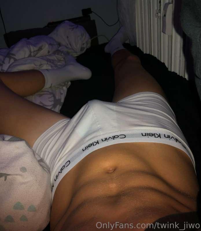 White socks, white bocksers and hot abs - sexy combination 😉