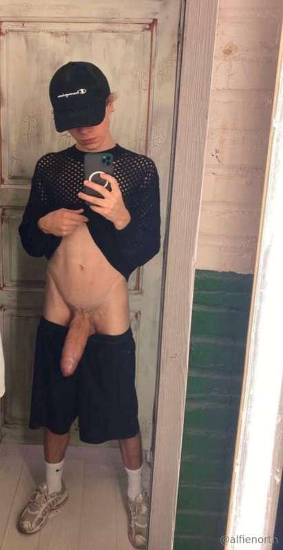 😍 Just look at this🤤He Has The He Has The BIGGEST TWINK COCK..