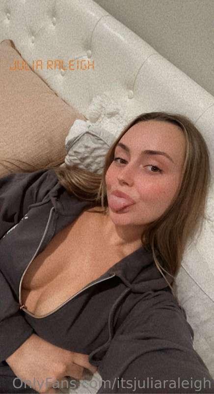 Live stream tonight on MY MAIN NSFW account @juliaaraleigh g..