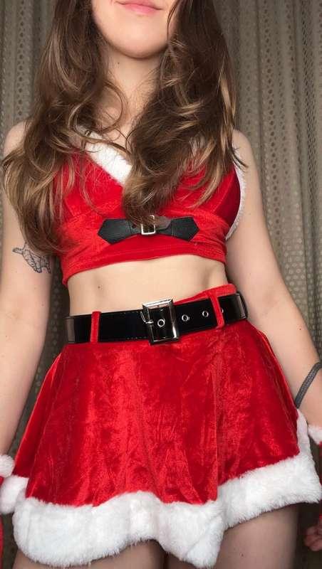 Swipe to see Mrs. Claus get horny 🫠