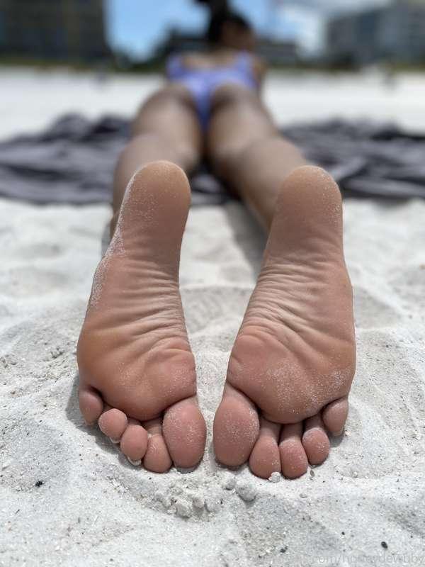 Who wants to lick these sandy soles clean for me 🤔👣🤤