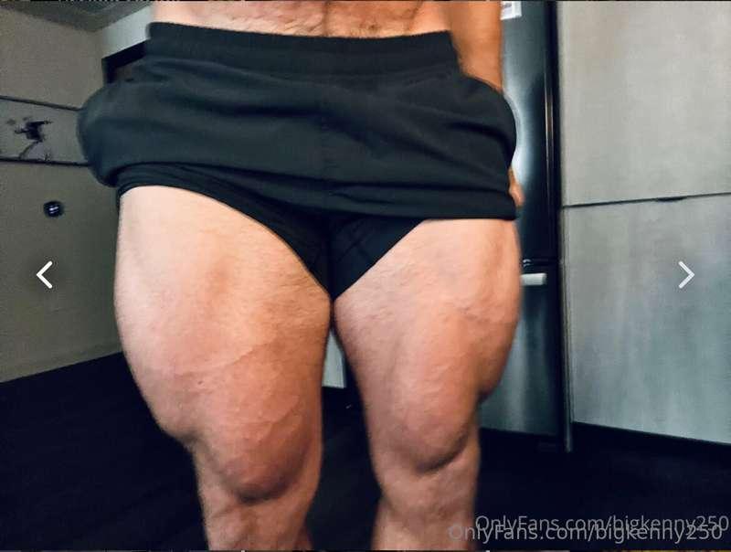 Who wants to be crushed between the alpha tree trunks? 🤴🏻😏
