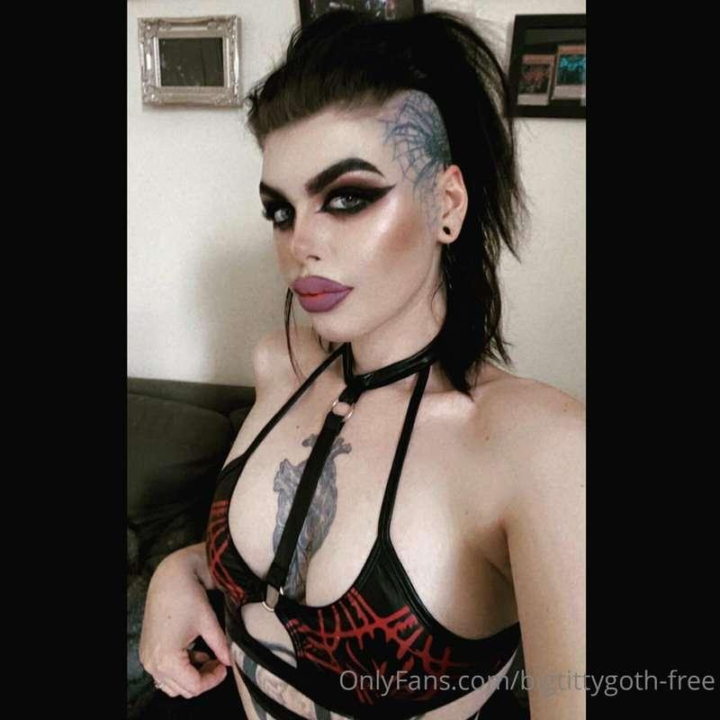Ya fave goth is back full time on onlyfans, this is my free ..
