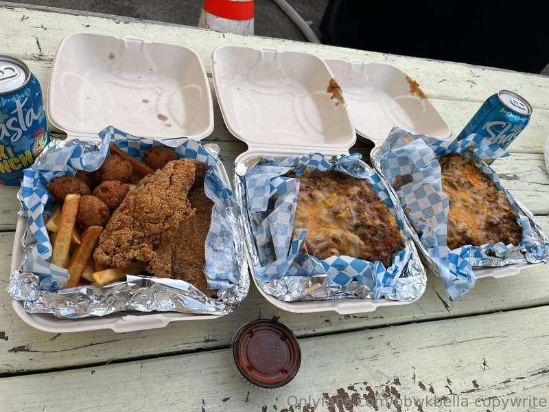 Getting fat tax freeeee 🤰🏼