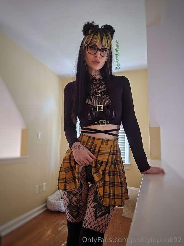 Sch00l girl, but make her a dominant, bad bitch ✔️