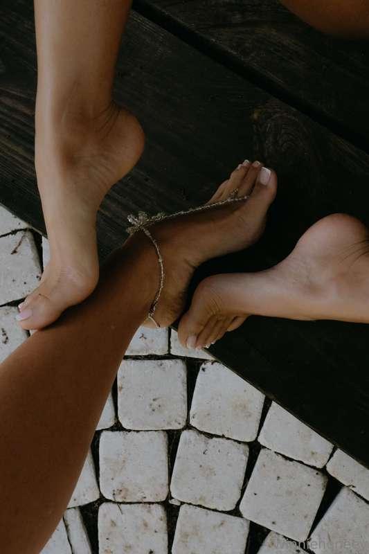 Lick, kiss, or worship? Tell me how you’d treat them 👠