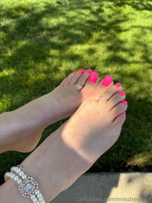 Kiss my toes 💋🩷