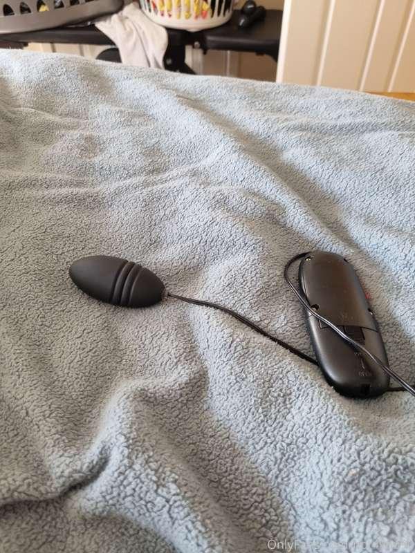 Jerking with a vibrating egg plug in my ass... so much precu..