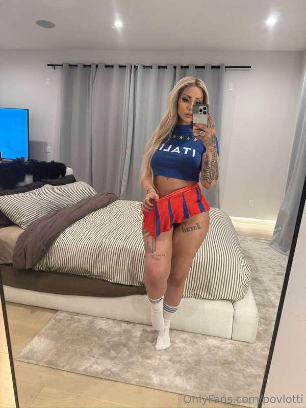 WANNA SEE ME STRIP? 🥵💦im slidin my bottoms off and bootyhole..