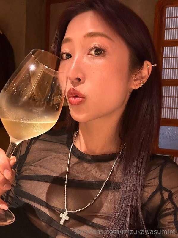 A perfect evening includes delicious food and wine 🍣🍷