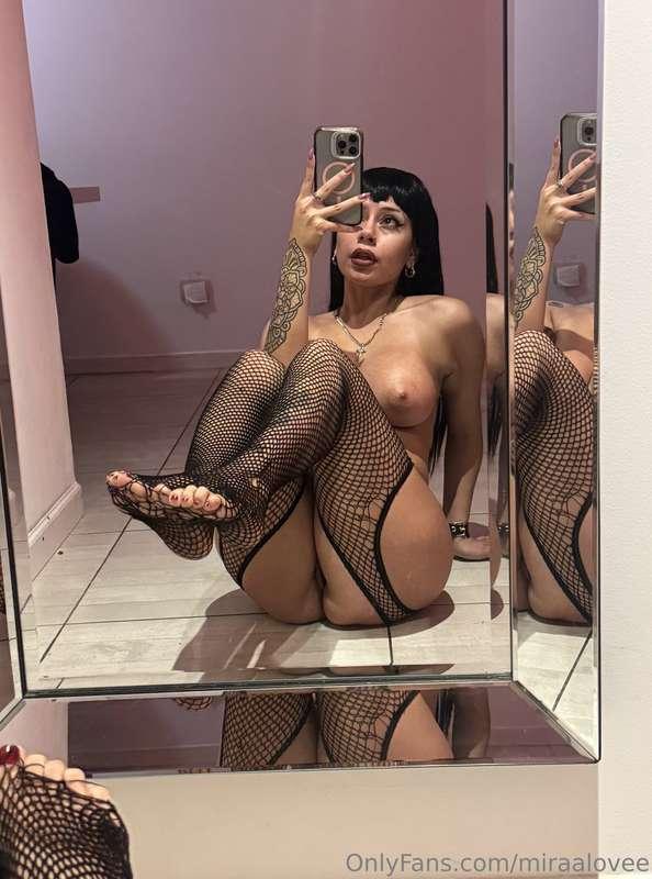 Sitting pretty… but bending over even prettier 😏