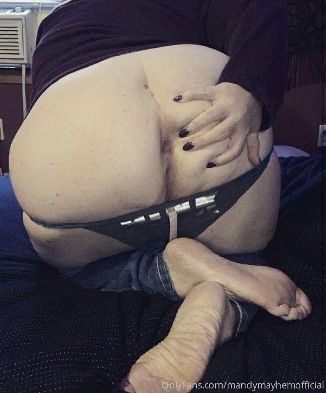 Pants down, cheeks spread, and my ass is ready. 🍑🤤