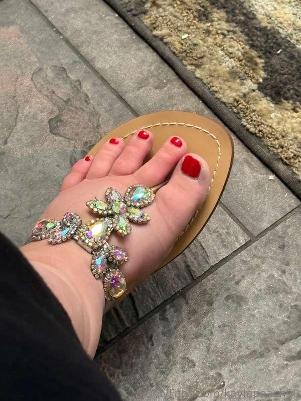 Aren't my feet cute ❤️