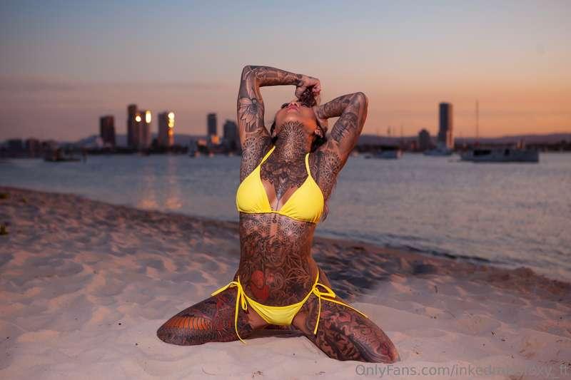 Watch the sunset with me? 🌇  Naughty things on my DMs 😈