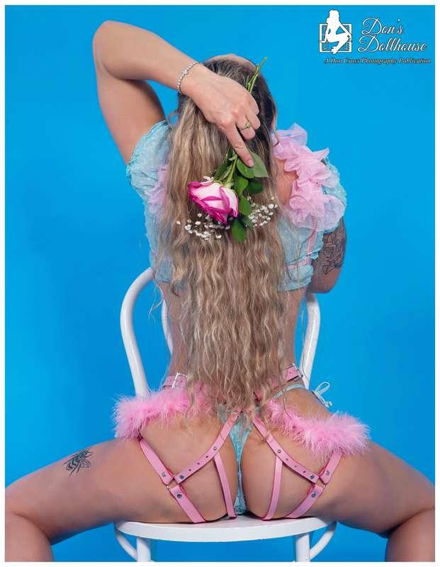 Pretty n pink now spread them cheeks 🎀