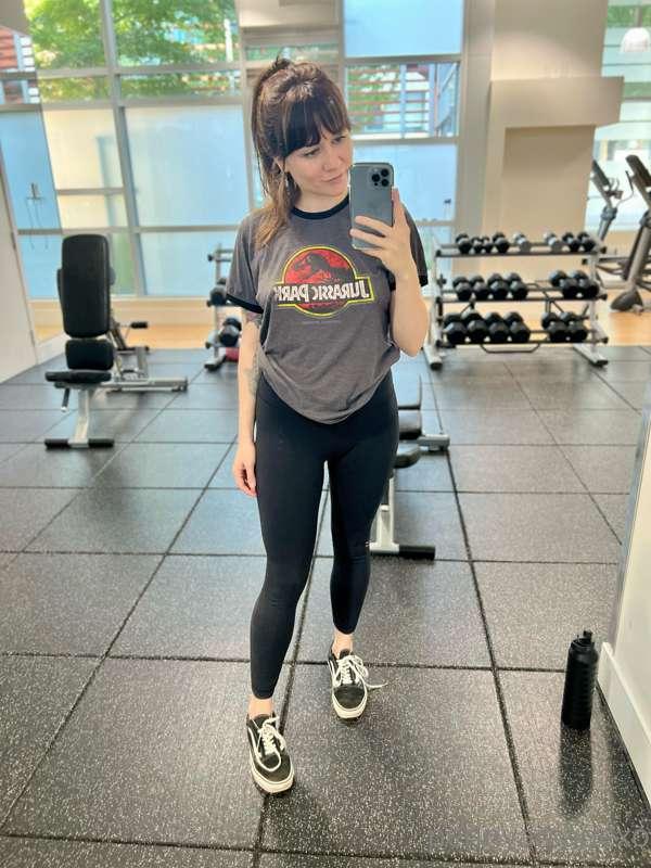 Swipe if you wanna stick your face in my sweaty gym booty 🥵