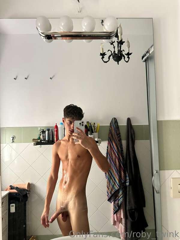 La mattina si ci sveglia sempre un po horny😜 , pero ora ho b..