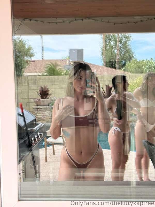 Pool days with the ladies 😝𝐇𝐞𝐚𝐝 𝐨𝐯𝐞𝐫 𝐭𝐨 𝐦𝐲 𝐩𝐫𝐞𝐦𝐢𝐮𝐦 @thekitty..