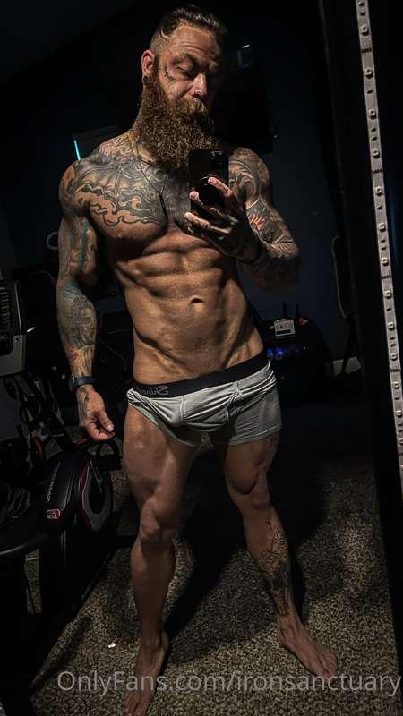 Do you wanna see what’s underneath? Let me know 😉😘