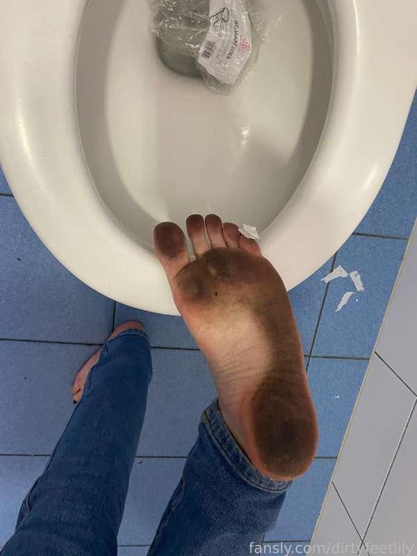 dirtyfeetlily image #1