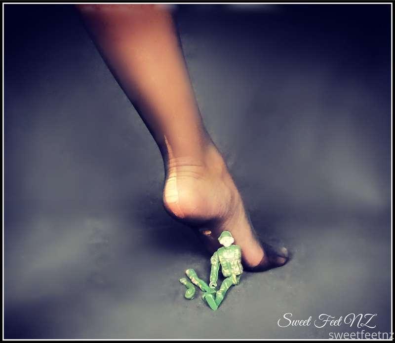 While creating a giantess video, this little guy ripped my s..