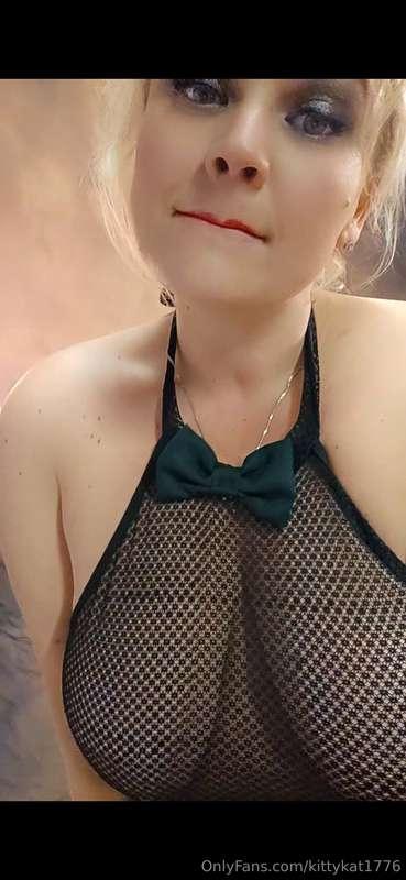 Just a little taste of the goods 😈🍑🍒👅wish it was your hand i..