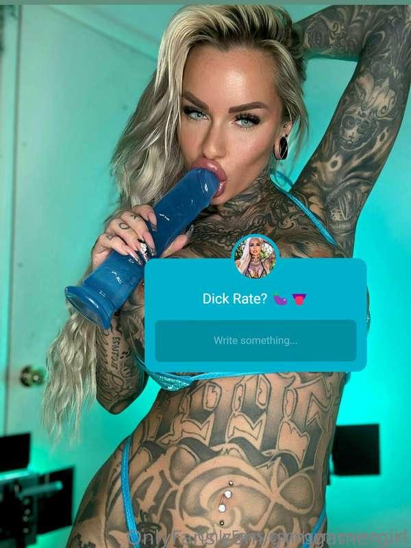 Hey babe, I'm online and ready for you! 💖 What custom reques..