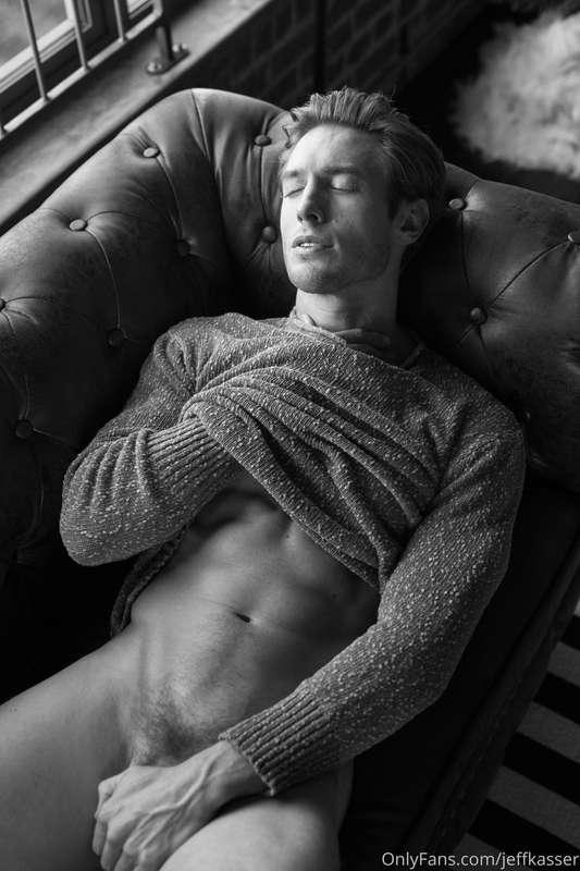 Work week is over...Let’s have some fun this weekend 😏👅