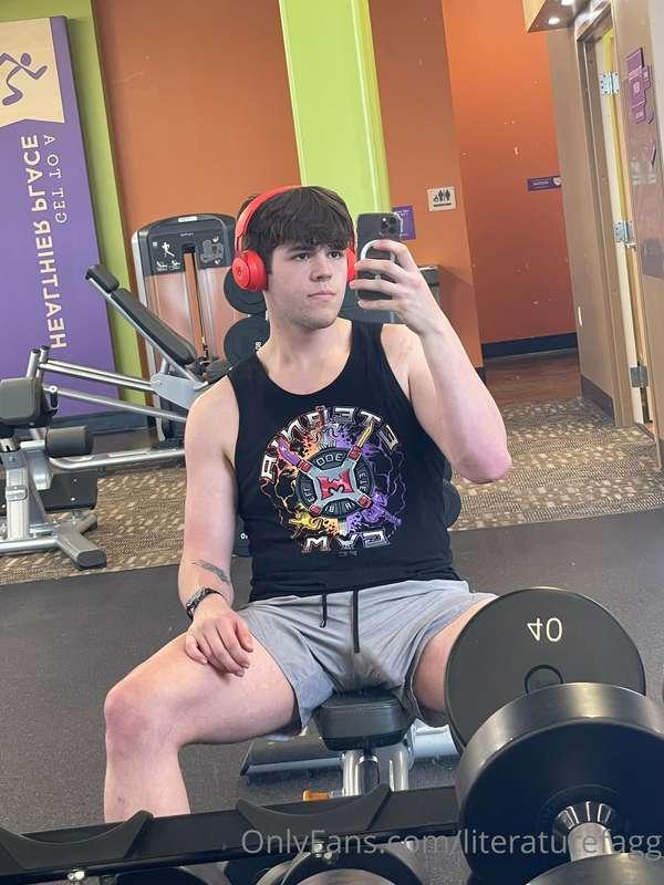 Trying not to get caught between sets 🥷💪🏻