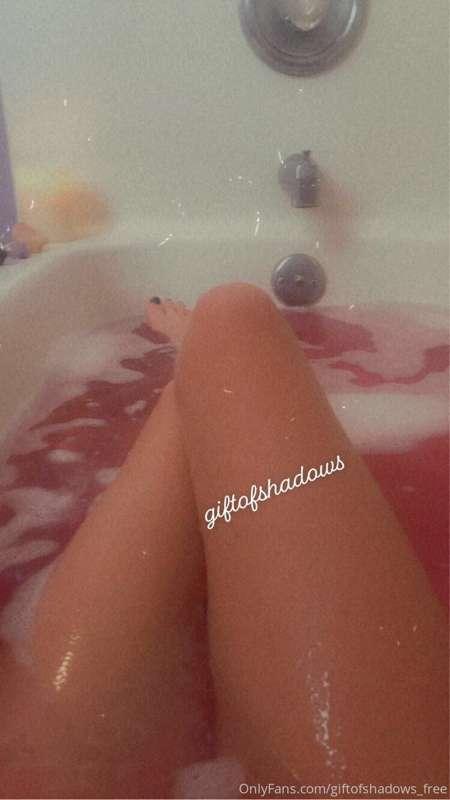 happy new year come relax in the bath with me 😘