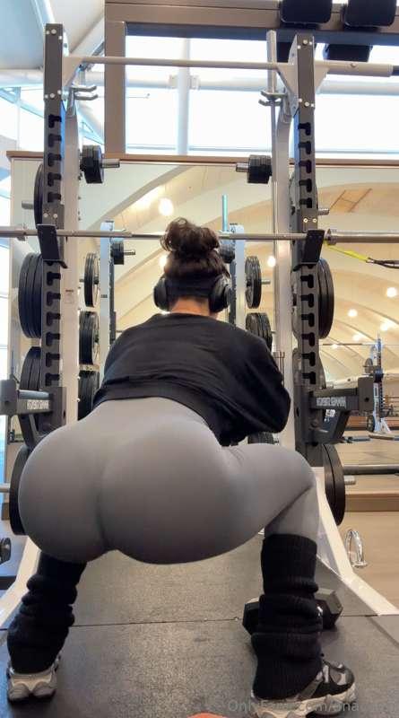 When it doubt 😛 squat it out! 🍑