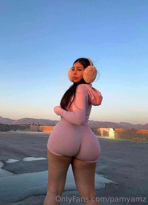 one peach, endless distractions 🍑