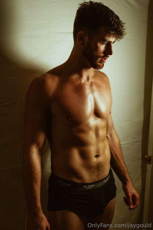 Trace my abs with your tongue for me.