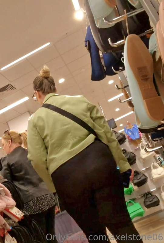Candid ass shopping