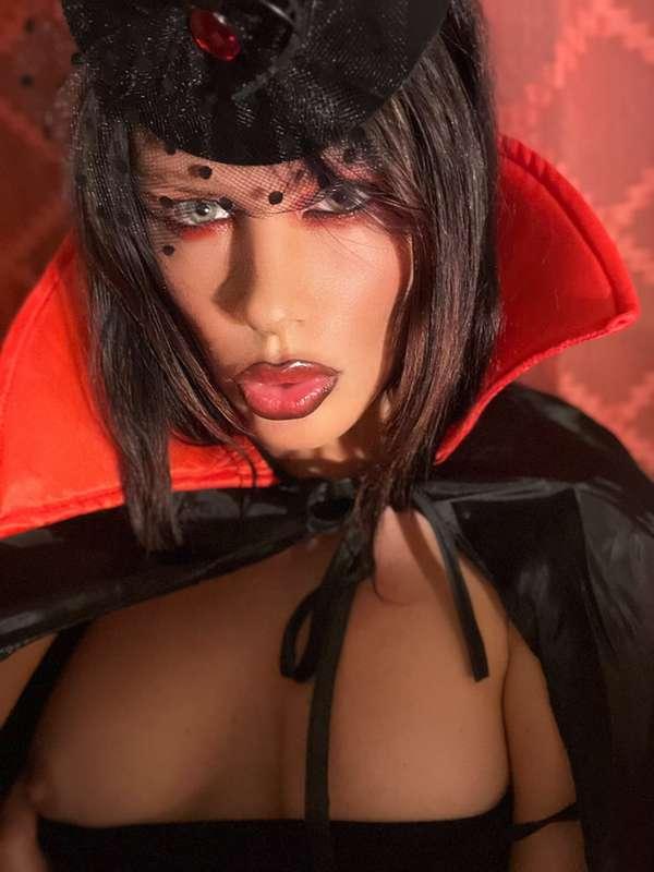 Come closer if you dare! 😏🧛‍♀️🎃