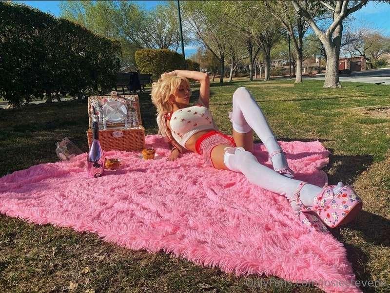 Sunny and perfect for a picnic! 🌞❤️